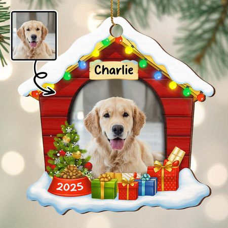 Festliches Haustierornament mit Weihnachtslichtern und Geschenken - Personalisiertes Holzornament, individuell geformt